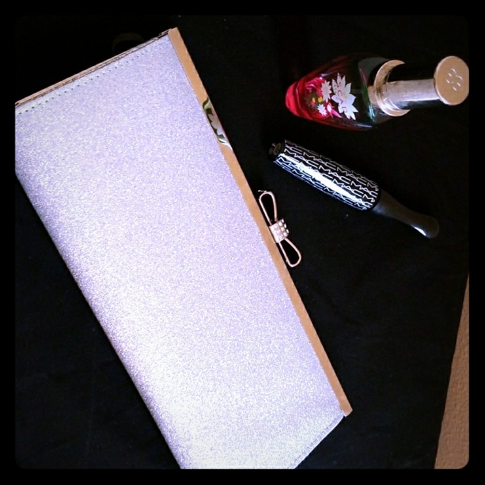 Small bow and silver clutch